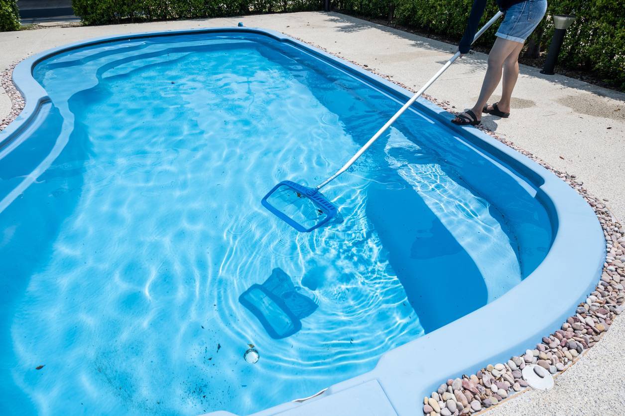 Comment garder propre l’eau de sa piscine à la maison ?